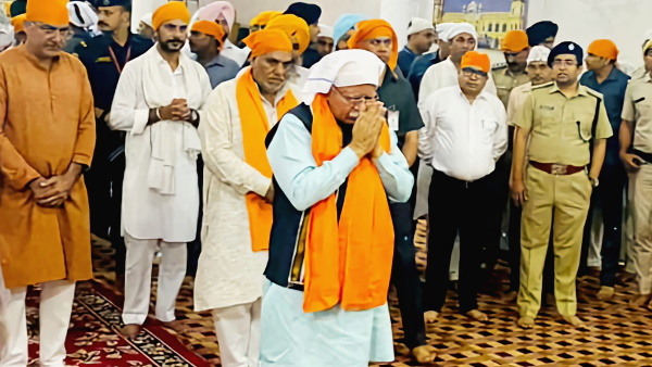 Haryana Chief Minister Manohar Lal Khattar lays his head at Patshahi Gurdwara Haryana Chief Minister Manohar Lal Khattar lays his head at Patshahi Gurdwara