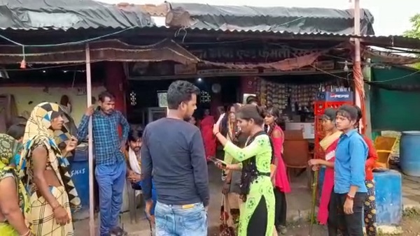 गली-गली में बिक रही शराब