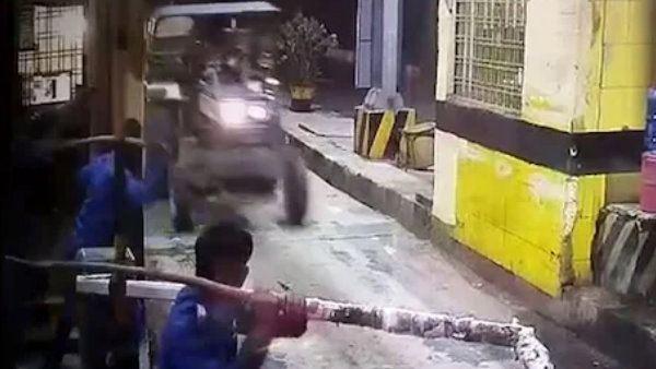 tractors break barricades at toll plaza in agra akhilesh yadav targets yogi govt tractors break barricades at toll plaza in agra akhilesh yadav targets yogi govt