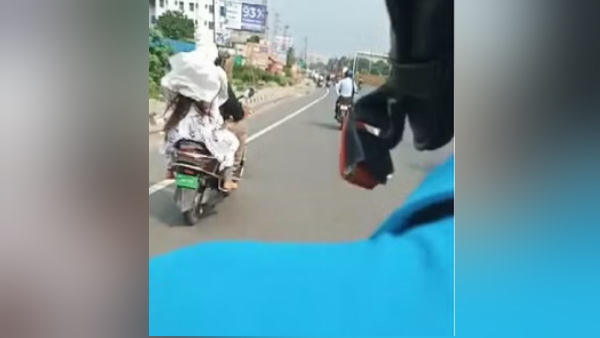 प्रेमी के साथ स्कूटी पर घूमती दिखी पत्नी