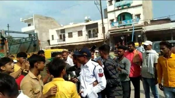 गाड़ी नहीं रुकी तो लटक गया ट्रैफिक पुलिसकर्मी