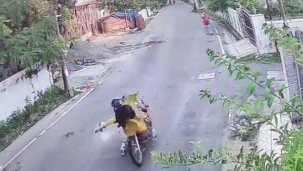 dehradun viral video speeding bike driver hit the woman dragging after jumping in the air dehradun viral video speeding bike driver hit the woman dragging after jumping in the air