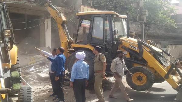 माफियाओं की सम्पत्तियों पर चल रहा बुलडोजर