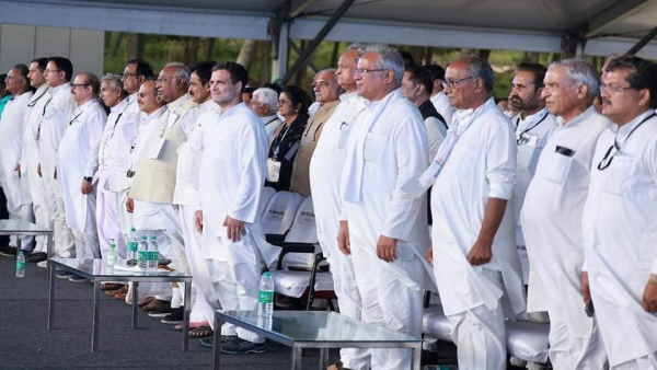 दिग्विजय सिंह पहुंचे दिल्ली, कल करेंगे नामांकन