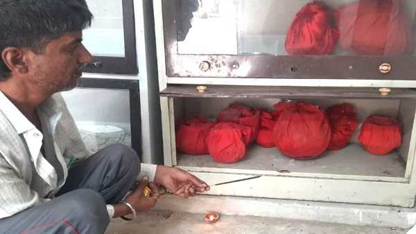 कर्मचारी आत्मा की शांति के लिए रोज करते हैं पूजा