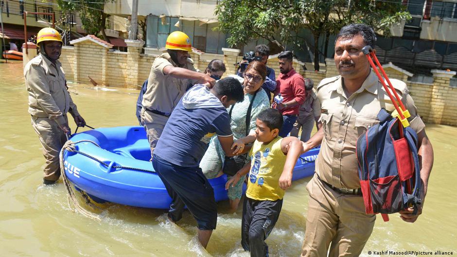 बेंगालुरू में करोड़पतियों को भी घर छोड़कर भागना पड़ा बेंगालुरू में करोड़पतियों को भी घर छोड़कर भागना पड़ा