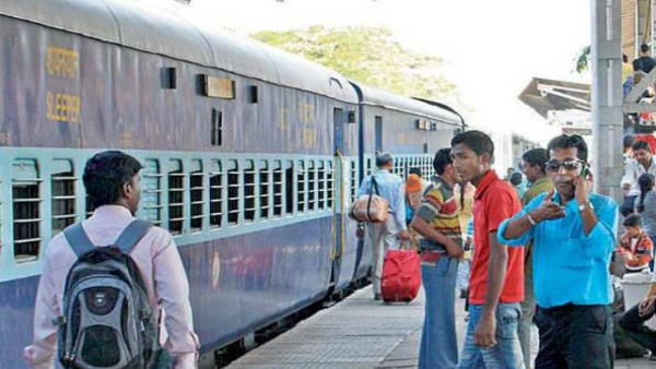 कई KM तक ट्रेन की खिड़की में लटका रहा चोर