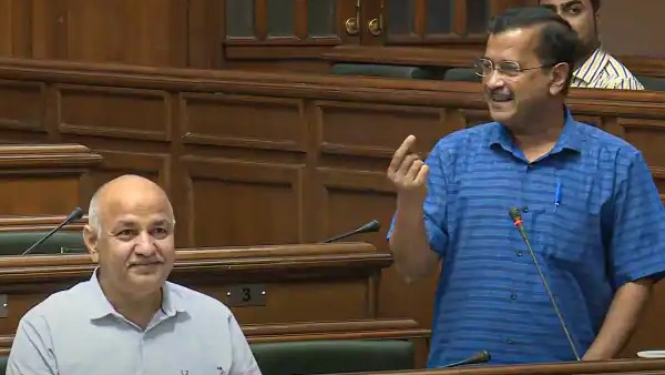 पीएम का होम स्टेट, AAP ने उठाया शिक्षा का मुद्दा