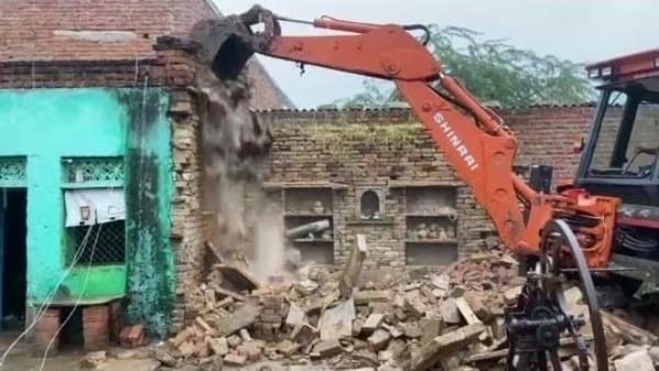 आरोपी के घर को बुलडोजर चलाकर किया गया जमींदोज
