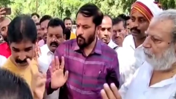 सर्वमान्य नेता का सड़क पर आकर पब्लिक ने कर दिया विरोध सर्वमान्य नेता का सड़क पर आकर पब्लिक ने कर दिया विरोध