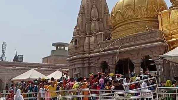 बाहरी दुकानदारों द्वारा लिया जाता है मनमाना शुल्क