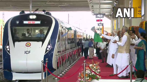 PM modi flags off the Gandhinagar Mumbai Central Vande Bharat Express train at Gandhinagar PM modi flags off the Gandhinagar Mumbai Central Vande Bharat Express train at Gandhinagar
