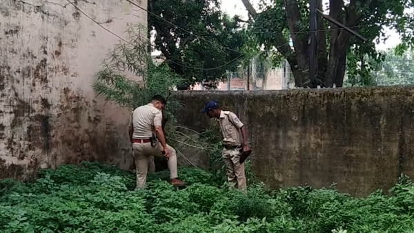 सड़ी गली हालत में मिले बच्चों के शव