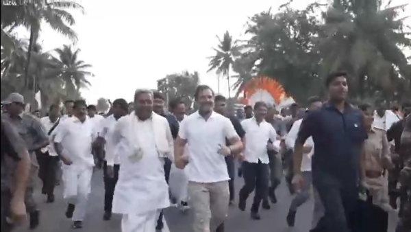Bharat Jodo Yatra Rahul Gandhi races with Siddaramaiah in Mandya karnataka Bharat Jodo Yatra Rahul Gandhi races with Siddaramaiah in Mandya karnataka