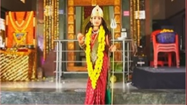 गंदे पानी में खड़ी रही मां दुर्गा बनी हर्षिता