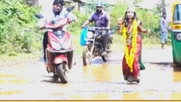 गड्ढों में कीचड़ पानी भरा