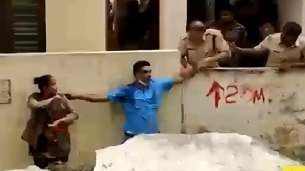 लोगों ने पानी की बौछार कर बचाई जान
