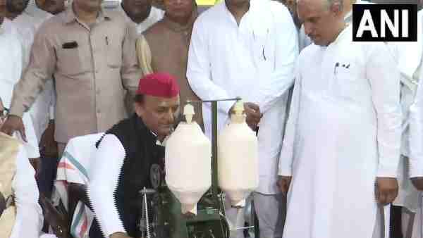 Akhilesh Yadav pays tribute to mahatma gandhi and lal bahadur shastri Akhilesh Yadav pays tribute to mahatma gandhi and lal bahadur shastri