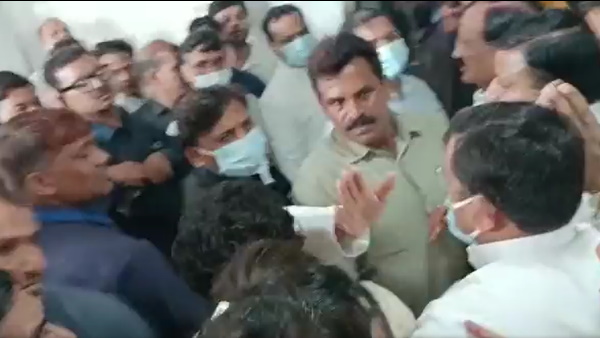 Mulayam singh yadav akhilesh yadav medanta hospital sp worker cry Mulayam singh yadav akhilesh yadav medanta hospital sp worker cry