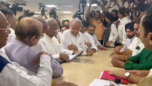 गहलोत के खिलाफ चुनाव लड़ने के लिए दिग्विजय सिंह ने भरा था नामांकन
