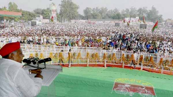 कमिश्नर को हेलीकॉप्टर से लेकर पहुंच गए आजमगढ़