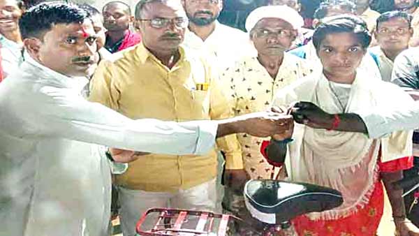 साइकिल पाकर खुश हुई छात्राएं