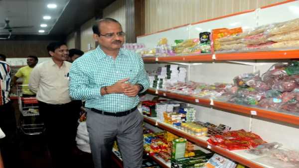 महिलाएं अन्य राज्यों और सी मार्ट में बेच रही झाड़ू