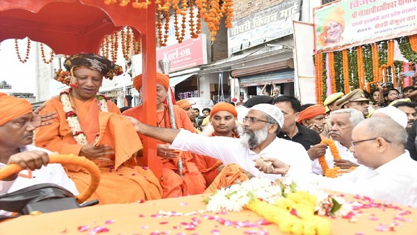 अल्पसंख्यक समुदाय के लोगों ने लिया पीठाधीश्वर का आशीर्वाद