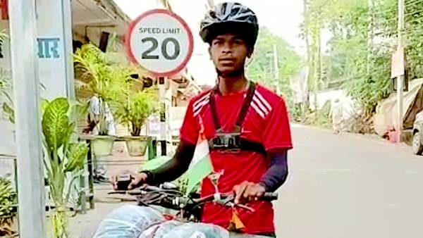 पेट्रोल पंप और ढाबे पर रात गूज़ारते हैं योगेश