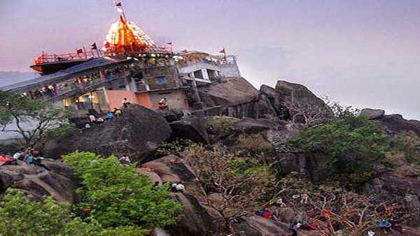 1610 फिट ऊंची पहाड़ी पर स्थित है मां बम्लेश्वरी का मंदिर