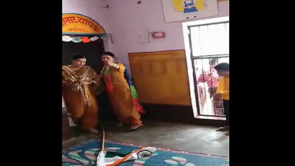 गांधी जयंती के दिन भिड़ गईं दोनों टीचर