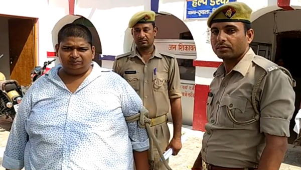 वर्दी में चेकिंग के नाम पर वसूली करता था मुकेश