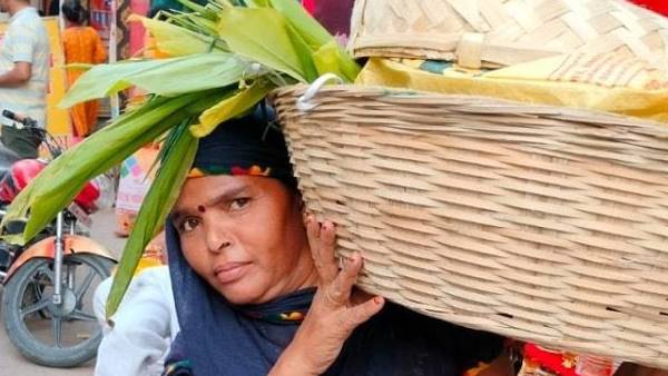 छठ पूजा के लिए मुस्लिम महिला ने खरीदी सामग्री