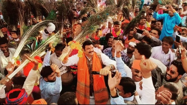 राजस्व मंत्री गोविंद राजपूत ने मौनियों के साथ नृत्य किया