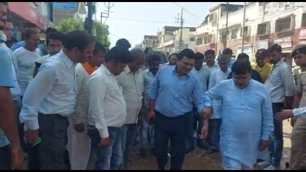 सड़क के गड्ढे और जलभराव देखकर अधिकारी को पानी में चलवाया