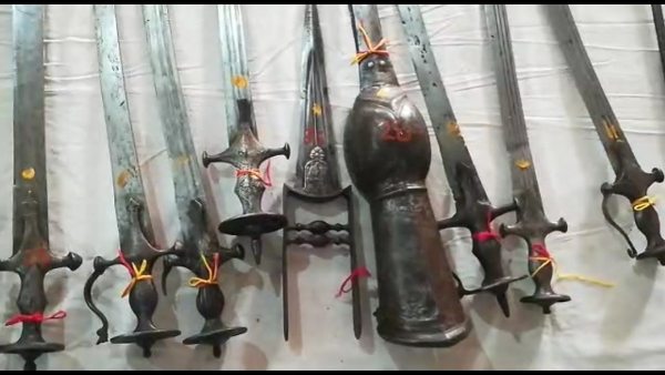 अंग्रेजों से हुए युद्ध में चली थीं तोप और तलवारें