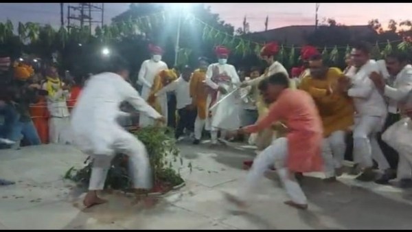 भगदड़ के बीच एक दूसरे को देते रहे टक्कर