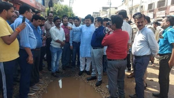 कुछ महीने पहले इसी रोड पर नंगे पैर चले थे ऊर्जा मंत्री