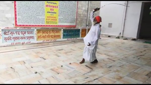 साधु-संतों ने किया शौर्य प्रदर्शन