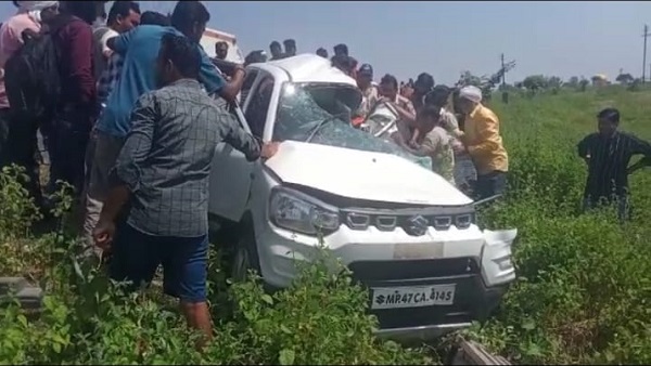 Sagar: कार को ट्रक ने रौंदा, परखच्चे उड़े, पूर परिवार खत्म Sagar: कार को ट्रक ने रौंदा, परखच्चे उड़े, पूर परिवार खत्म