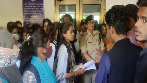 परीक्षा में फेल, हंगामे में पास