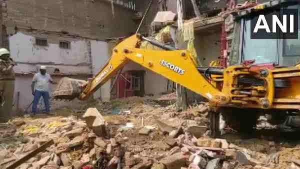Ghaziabad News: Three people no more, five hospitlaised in house collapse due to cylinder blast Ghaziabad News: Three people no more, five hospitlaised in house collapse due to cylinder blast
