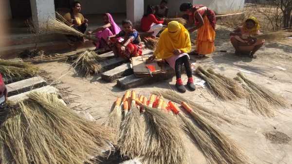 बिहान के सहयोग से महिलाएं स्वयं बनाती है छाड़ू