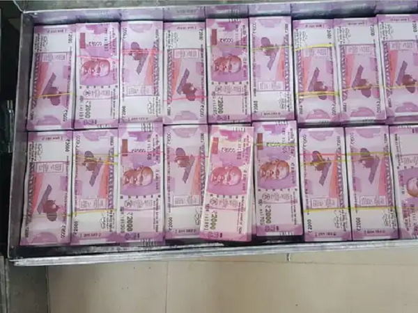 बुकिंग के नाम पर करोड़ों रुपए वसूल किए