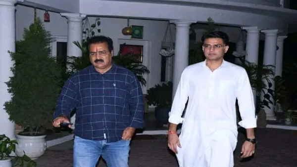दिल्ली से लौटने के बाद खाचरियावास के आवास पर पहुंचे पायलट