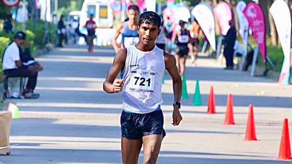 वाराणसी के होटल में करना पड़ा वेटर का काम