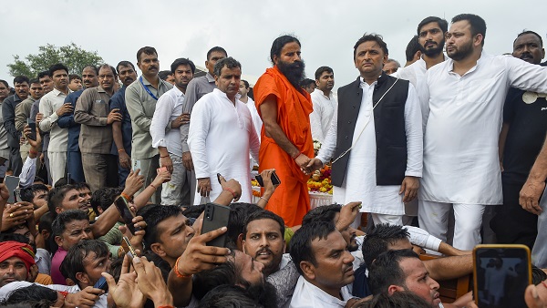 अंतिम यात्रा में रामदेव ने थामा हाथ
