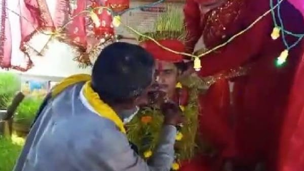 शर्ट बनाकर शरीर में बोए जवारे
