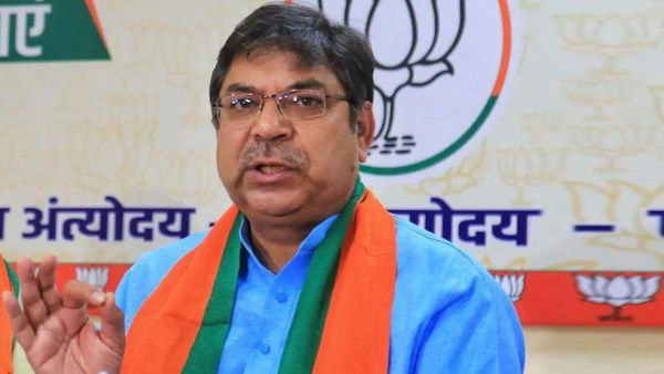 विधानसभा अध्यक्ष को इस्तीफे मंजूर करने चाहिए