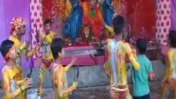 अखाड़े और सांस्कृतिक संस्थान भी नृत्य कराते हैं